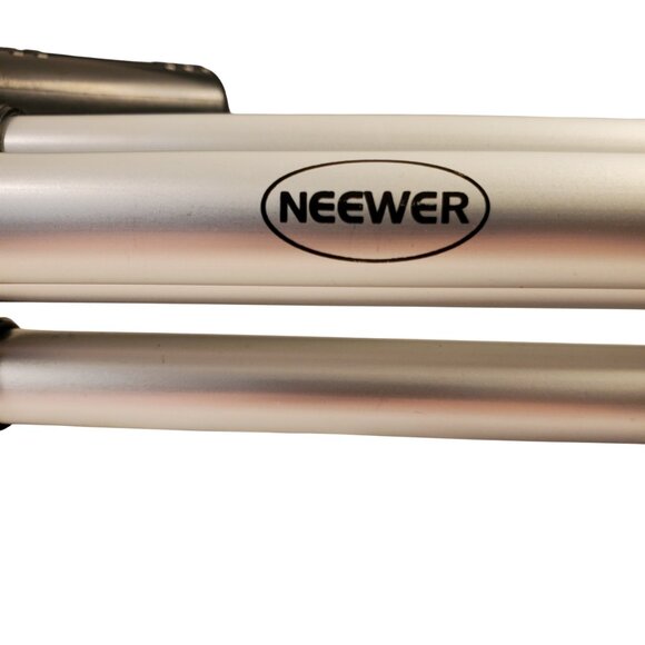 Neewer Lightweight Tripod Adjustable from 15.5"-47.5" with Carrying Case - Picture 6 of 7